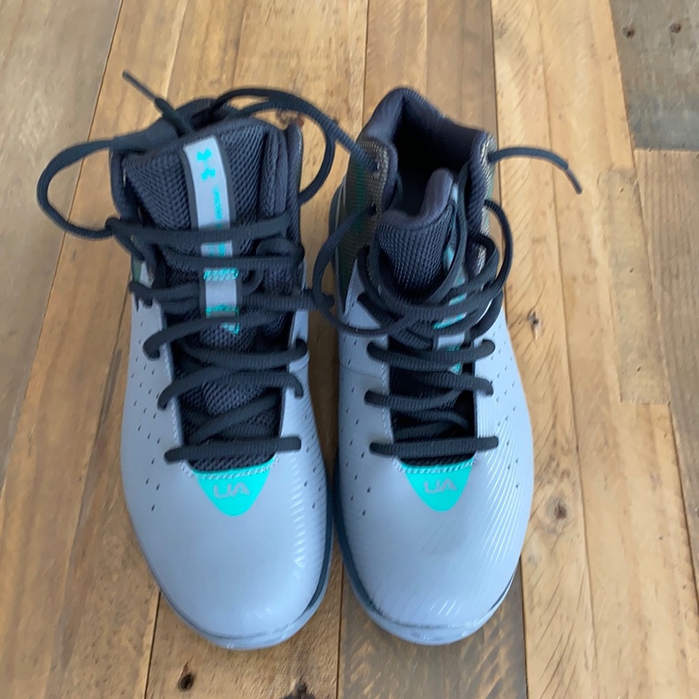 Kids basketball shoes